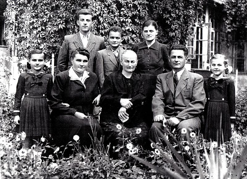 A lakóházunk udvarán 1951-ben készült családi fotó: az első sor jobb szélén édesapám mellett állok, a sor másik szélén húgom, Ilona áll, mellette édesanyám, középütt apai nagymamám ül, míg hátul bal oldalt édesanyám öccse, középütt Feri bátyám, jobb szélről pedig édesapám húga áll