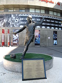   Eusébio szobra a Benfica stadionja, az Estádio da Luz előtt