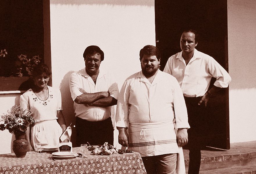 Kollégáival a Tanyacsárda udvarán az 1970-es években