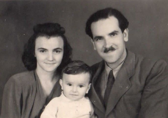 Egyéves koromban szüleimmel
