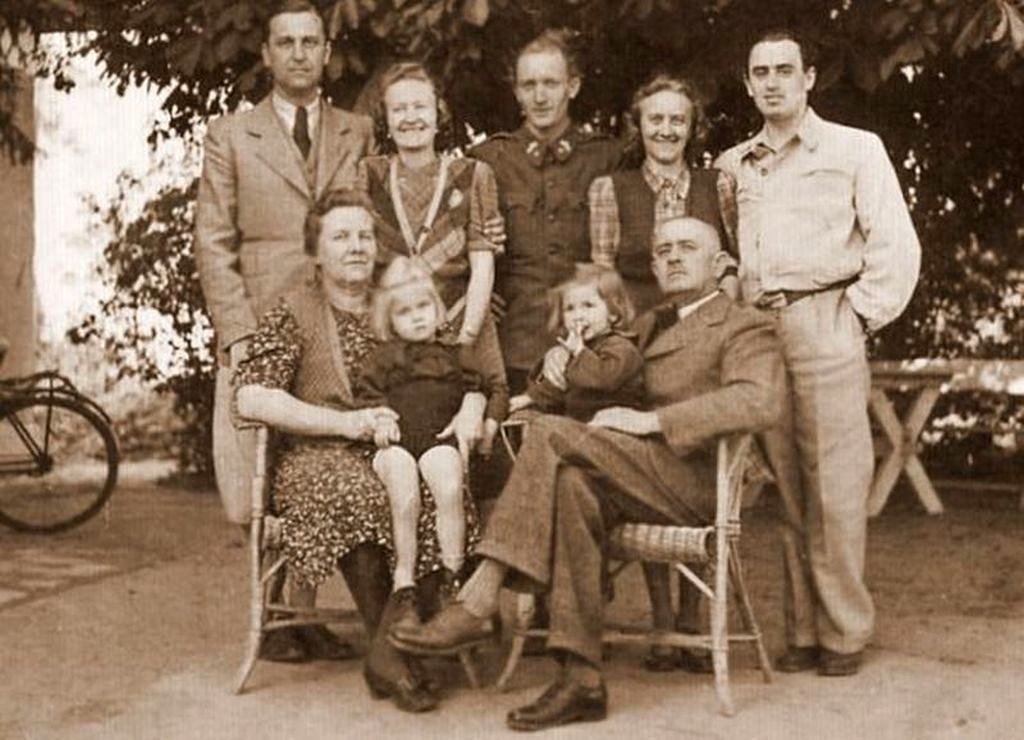 Nagyszüleimmel, szüleimmel és nővéremmel 1944 tavaszán