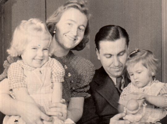Szüleimmel és nővéremmel 1943-ban