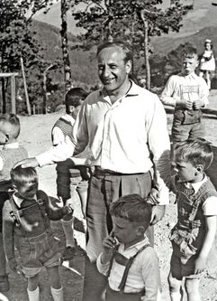Hermann Gmeiner az első SOS Gyermekfeluban
