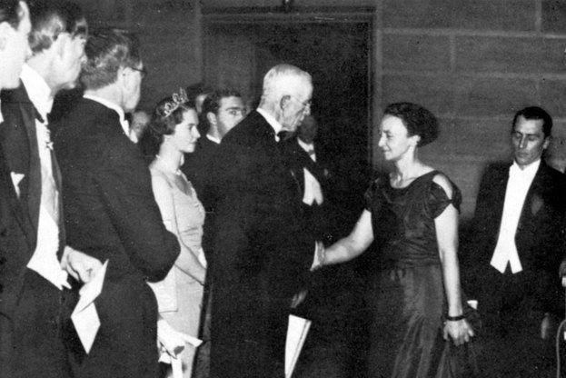 Gusztáv svéd király gratulál Iréne Joliot-Curie-nek és férjének, Frederic K. Joliot-nak