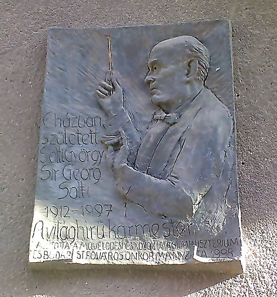 Solti György emléktáblája szülőházán