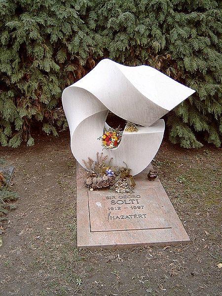 Solti György sírja a Farkasréti temetőben